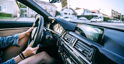 prehrávanie hudby v aute ovplyvňuje vodiča